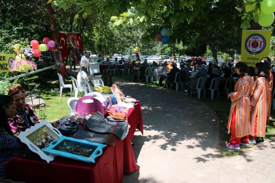 Zihinsel Engelli Vatandaşlar Geleneksel Bahar Şenliklerinde Bir Araya Geldi