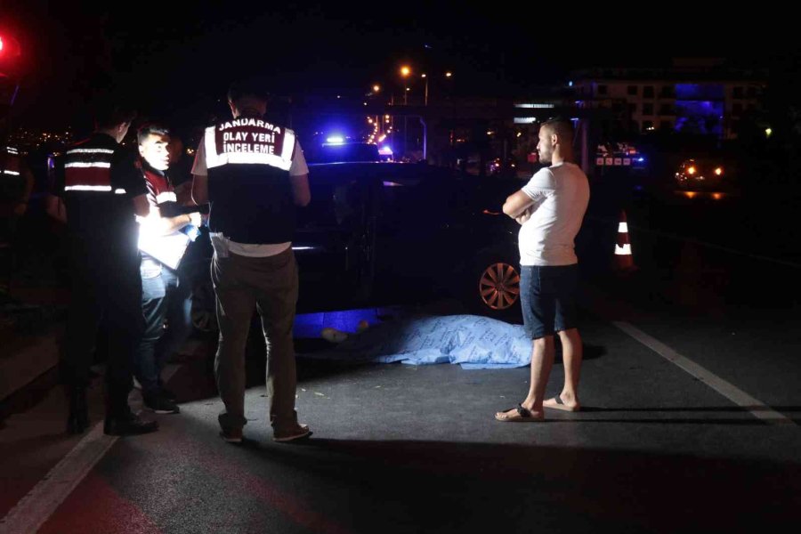 Sinyalizasyon Direğine Çarpan Otomobil Sürücüsü Hayatını Kaybetti