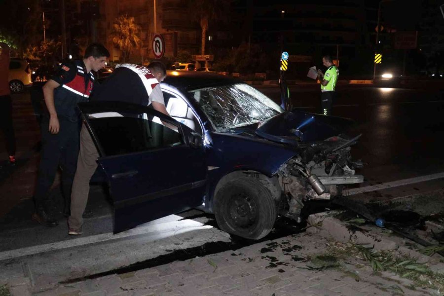 Sinyalizasyon Direğine Çarpan Otomobil Sürücüsü Hayatını Kaybetti