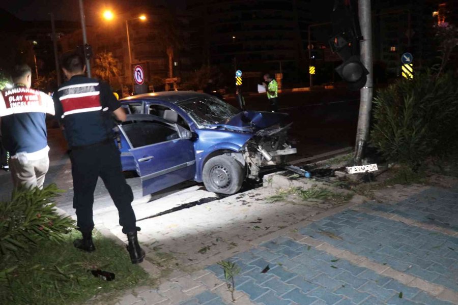 Sinyalizasyon Direğine Çarpan Otomobil Sürücüsü Hayatını Kaybetti
