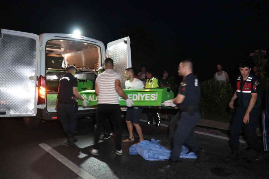 Sinyalizasyon Direğine Çarpan Otomobil Sürücüsü Hayatını Kaybetti