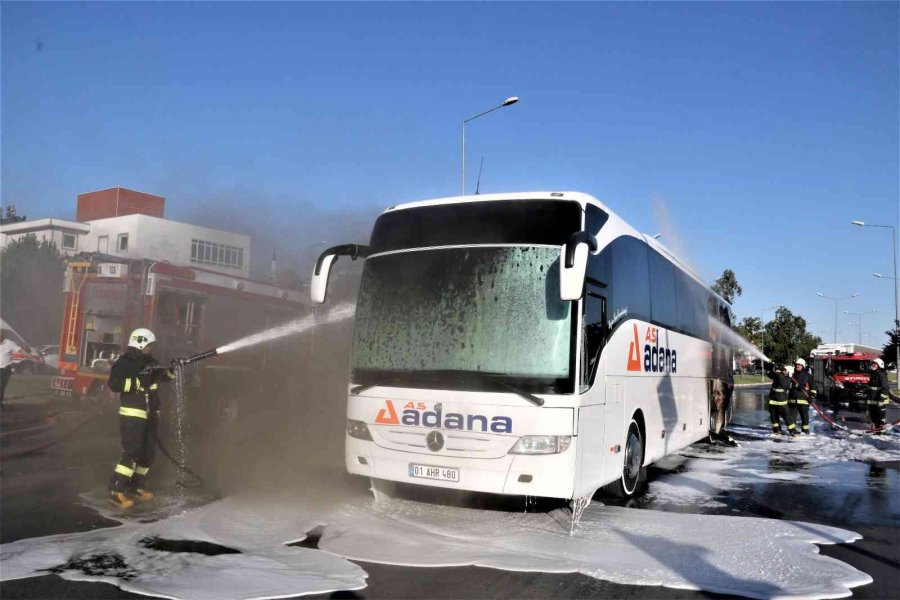 Otogara Yolcu Almaya Giden Şehirlerarası Yolcu Otobüsü Alev Alev Yandı