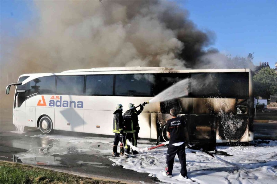Otogara Yolcu Almaya Giden Şehirlerarası Yolcu Otobüsü Alev Alev Yandı