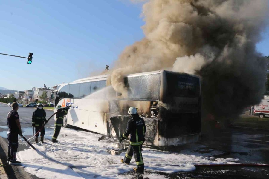 Otogara Yolcu Almaya Giden Şehirlerarası Yolcu Otobüsü Alev Alev Yandı