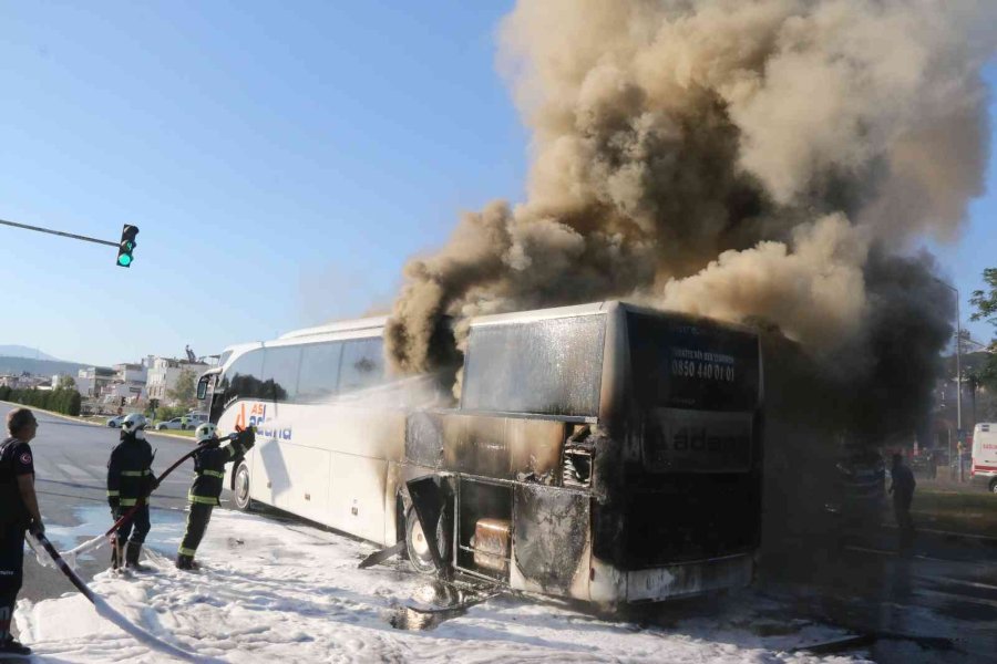 Otogara Yolcu Almaya Giden Şehirlerarası Yolcu Otobüsü Alev Alev Yandı