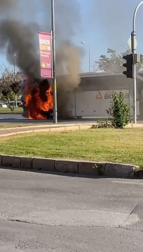 Otogara Yolcu Almaya Giden Şehirlerarası Yolcu Otobüsü Alev Alev Yandı