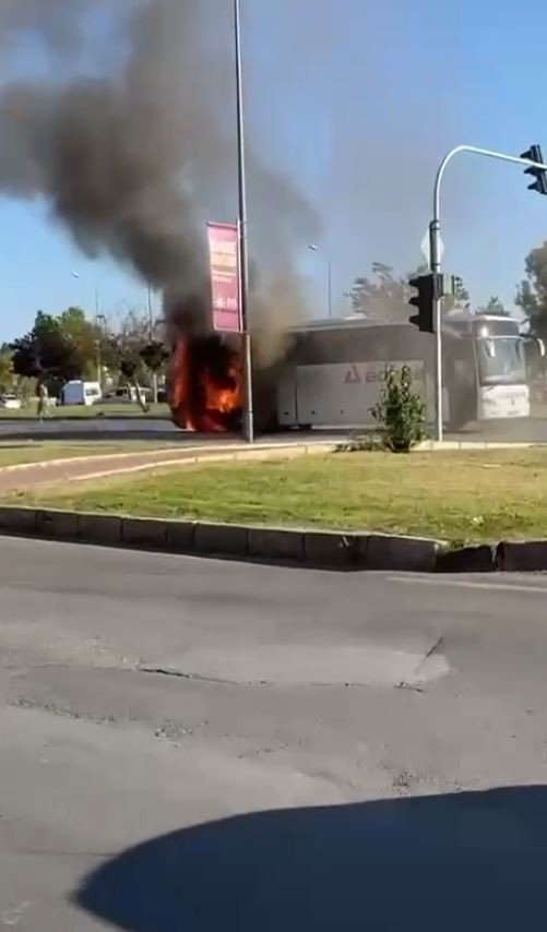 Otogara Yolcu Almaya Giden Şehirlerarası Yolcu Otobüsü Alev Alev Yandı