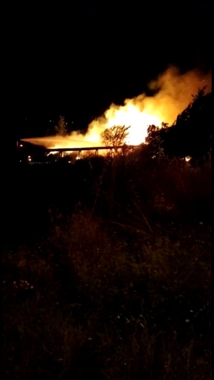 Makilik Alanda Çıkan Yangın Mahalleyi Sokağa Döktü