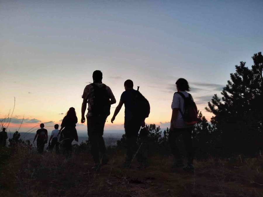 Doğa Sporcuları Akşam Yürüyüşünde Gün Batımının Keyfini Çıkardı