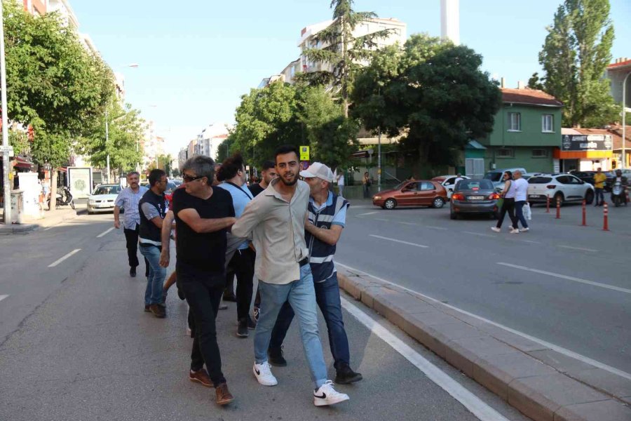 Eskişehir’de İzinsiz Lgbt Yürüyüşüne Polis Müdahalesi: 10 Gözaltı