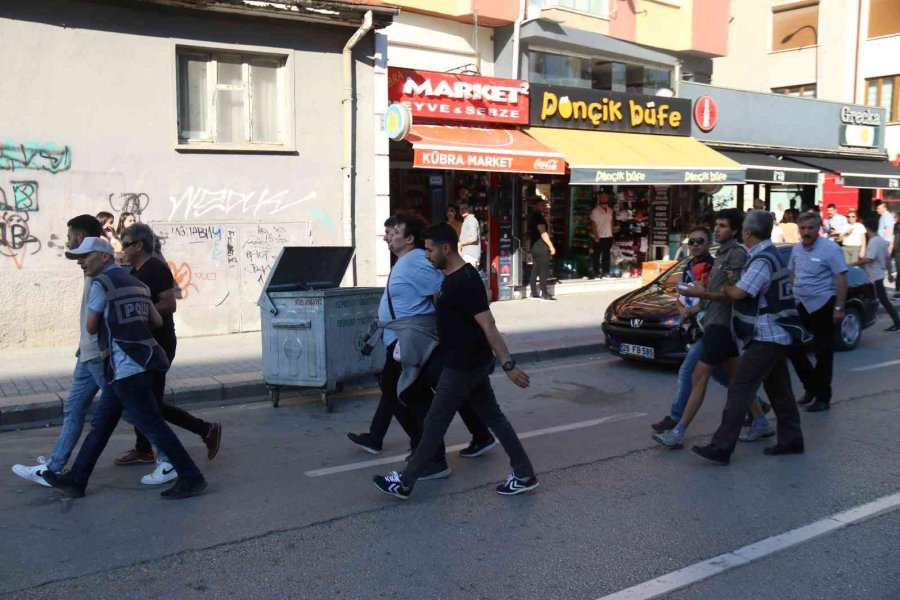 Eskişehir’de İzinsiz Lgbt Yürüyüşüne Polis Müdahalesi: 10 Gözaltı