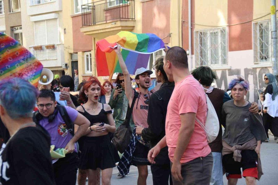 Eskişehir’de İzinsiz Lgbt Yürüyüşüne Polis Müdahalesi: 10 Gözaltı
