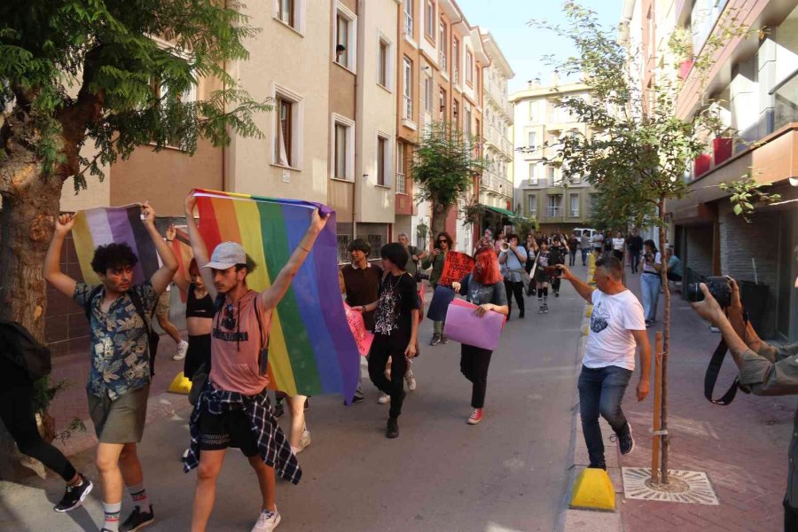 Eskişehir’de İzinsiz Lgbt Yürüyüşüne Polis Müdahalesi: 10 Gözaltı