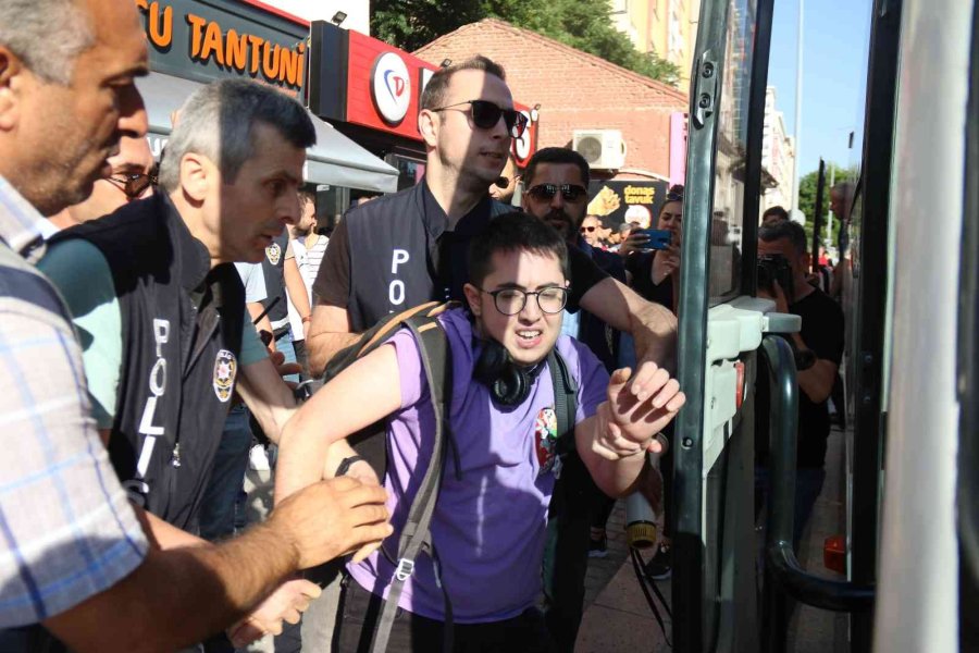 Eskişehir’de İzinsiz Lgbt Yürüyüşüne Polis Müdahalesi: 10 Gözaltı