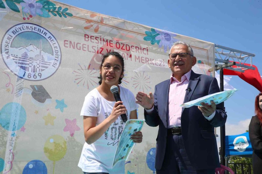 Başkan Büyükkılıç, Özel Öğrencilerin Karnelerini Dağıttı