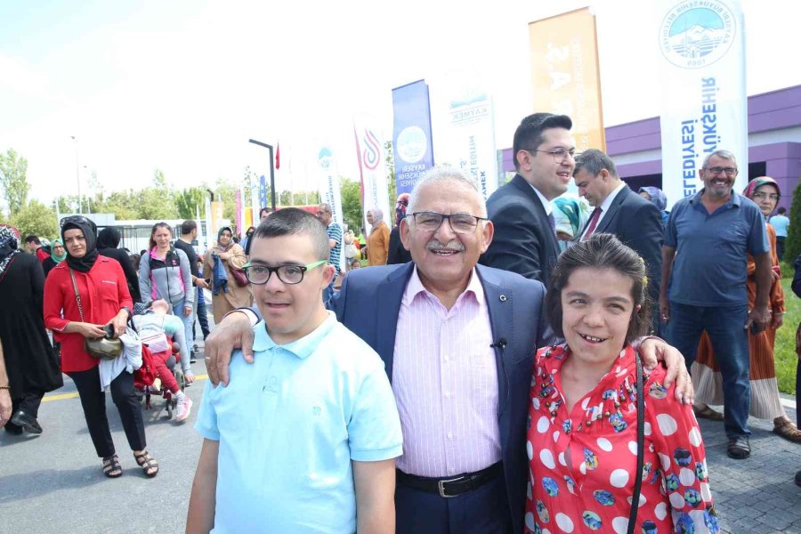 Başkan Büyükkılıç, Özel Öğrencilerin Karnelerini Dağıttı