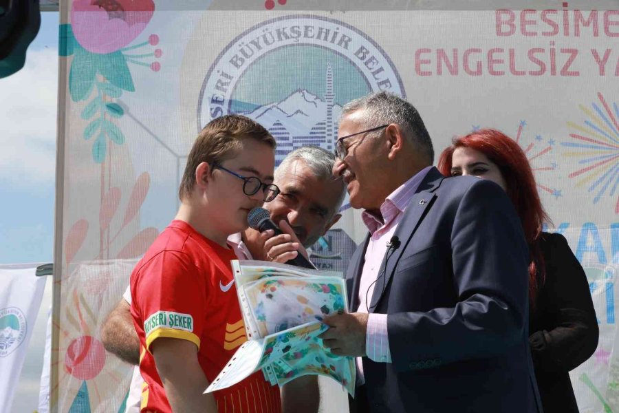 Başkan Büyükkılıç, Özel Öğrencilerin Karnelerini Dağıttı