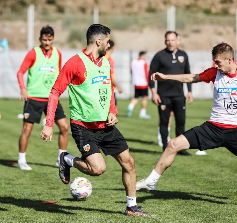 Kayserispor 30 Futbolcuyla Kampa Girdi