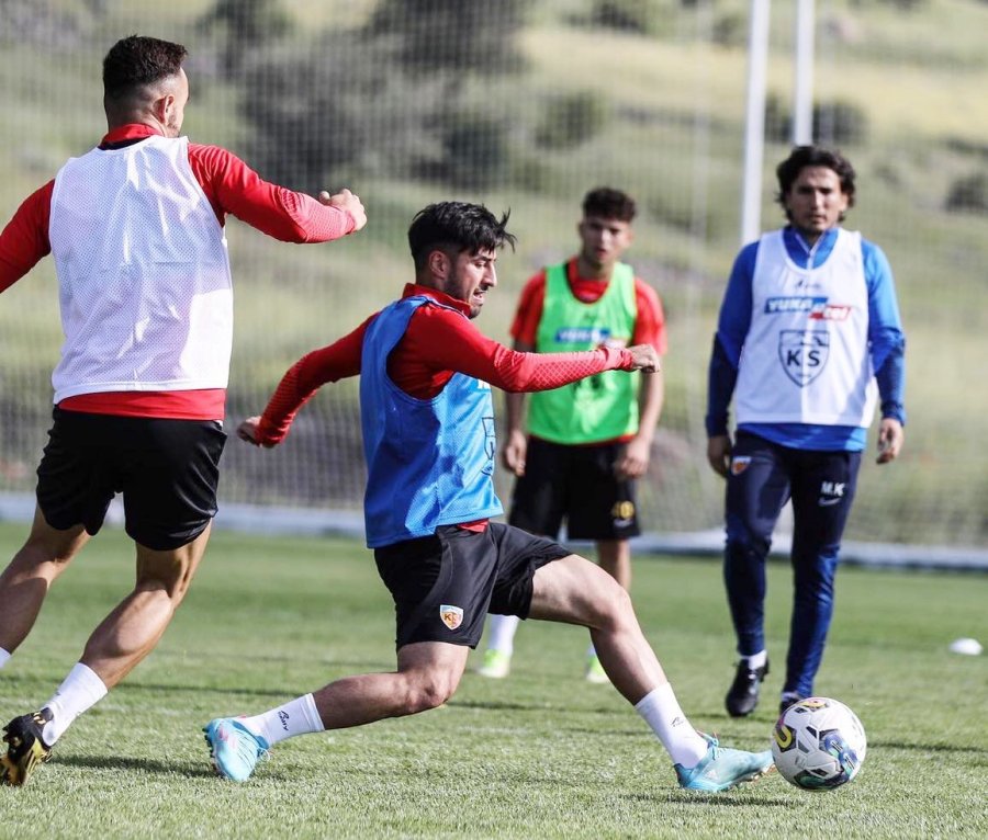 Kayserispor 30 Futbolcuyla Kampa Girdi