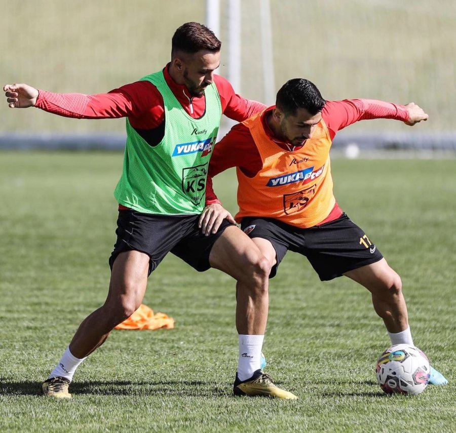 Kayserispor 30 Futbolcuyla Kampa Girdi