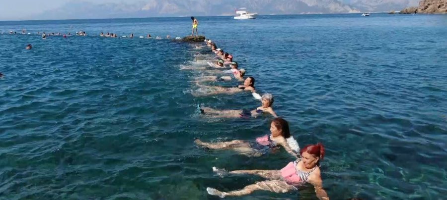 Antalyalı Kadınlar Jimnastiği Denize Taşıdı, Hem Spor Yaptı Hem Eğlendi