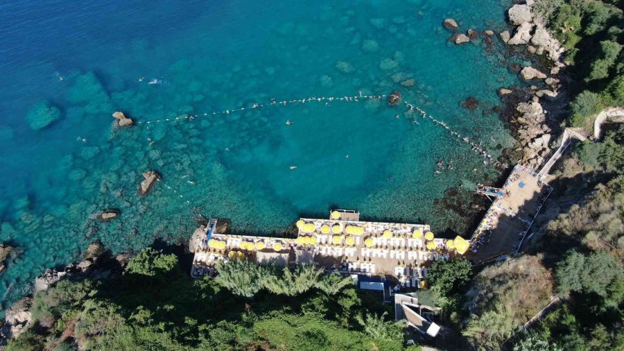 Antalyalı Kadınlar Jimnastiği Denize Taşıdı, Hem Spor Yaptı Hem Eğlendi