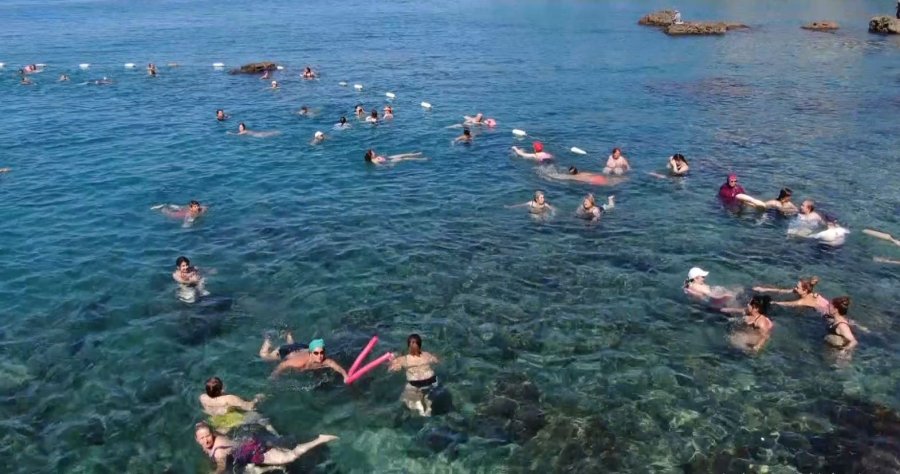 Antalyalı Kadınlar Jimnastiği Denize Taşıdı, Hem Spor Yaptı Hem Eğlendi