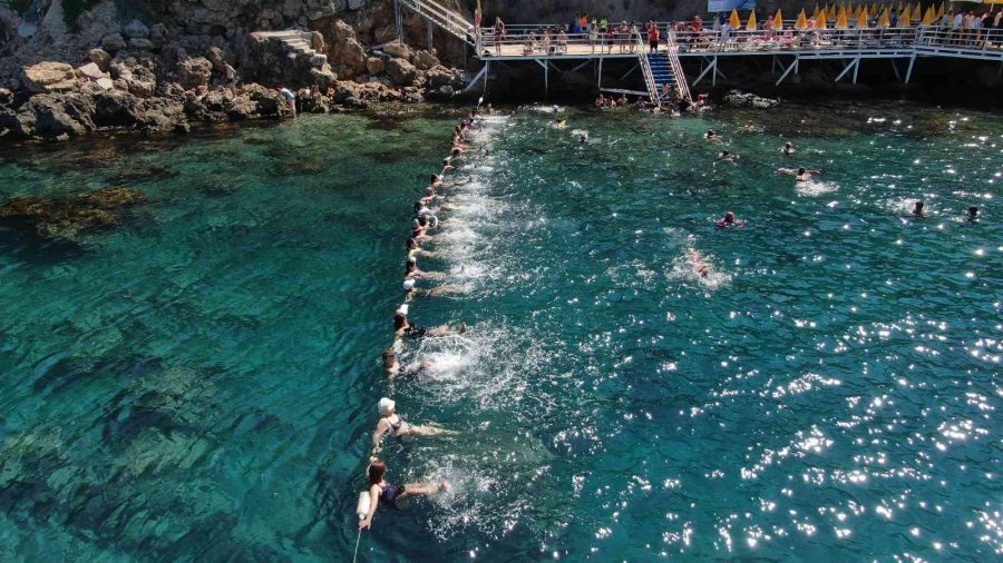 Antalyalı Kadınlar Jimnastiği Denize Taşıdı, Hem Spor Yaptı Hem Eğlendi