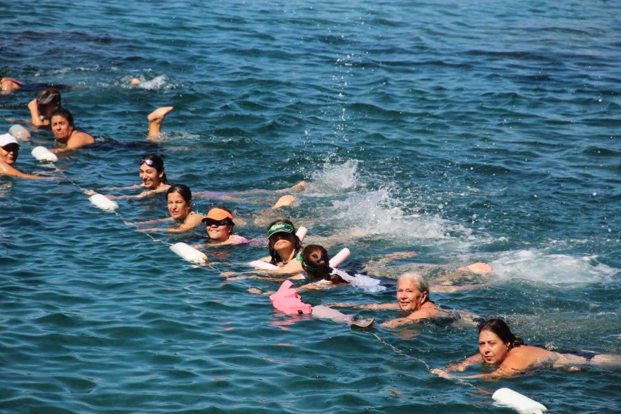 Antalyalı Kadınlar Jimnastiği Denize Taşıdı, Hem Spor Yaptı Hem Eğlendi