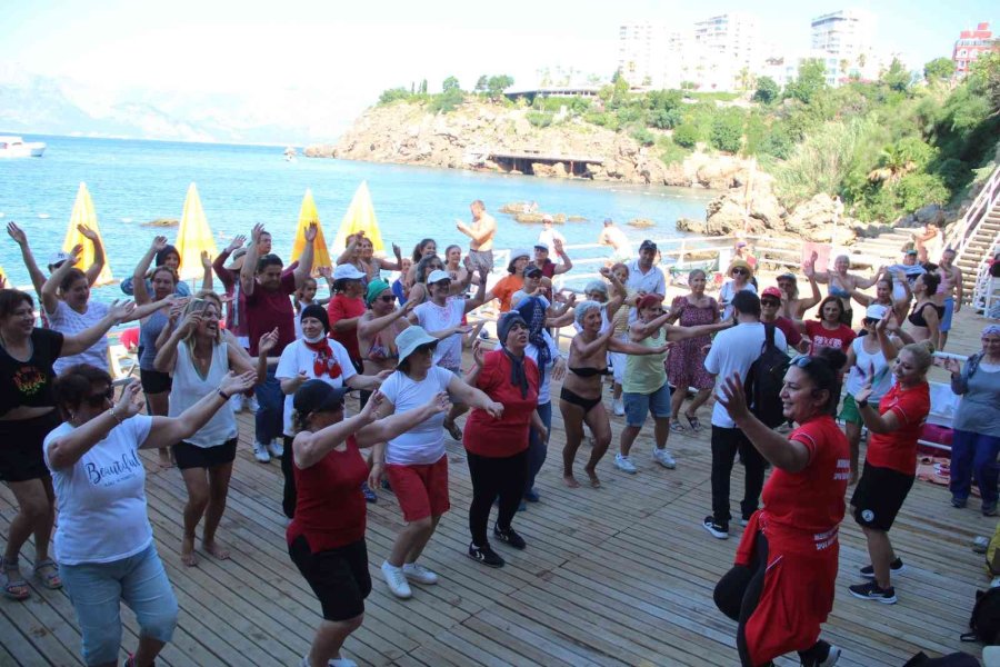 Antalyalı Kadınlar Jimnastiği Denize Taşıdı, Hem Spor Yaptı Hem Eğlendi