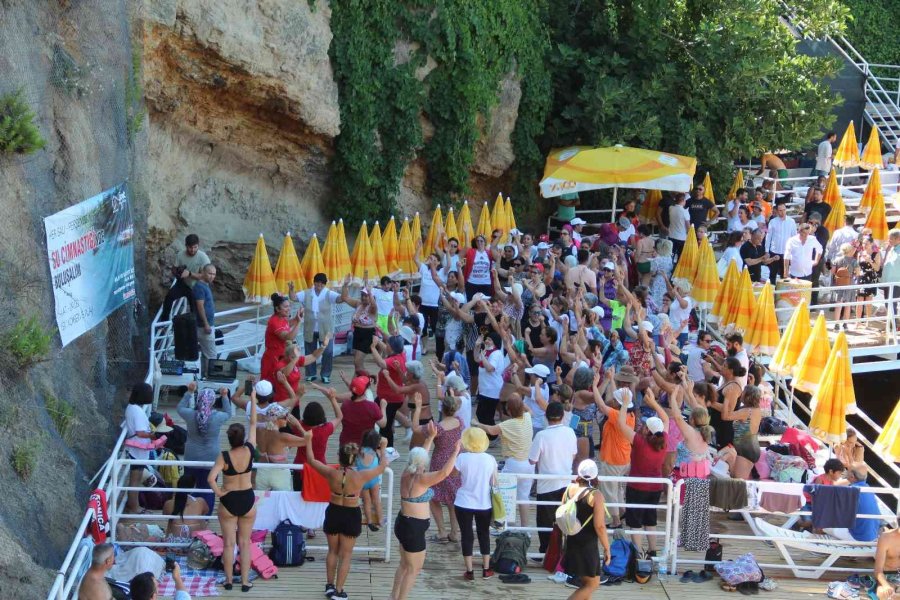 Antalyalı Kadınlar Jimnastiği Denize Taşıdı, Hem Spor Yaptı Hem Eğlendi