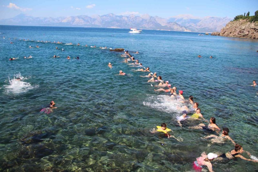 Antalyalı Kadınlar Jimnastiği Denize Taşıdı, Hem Spor Yaptı Hem Eğlendi