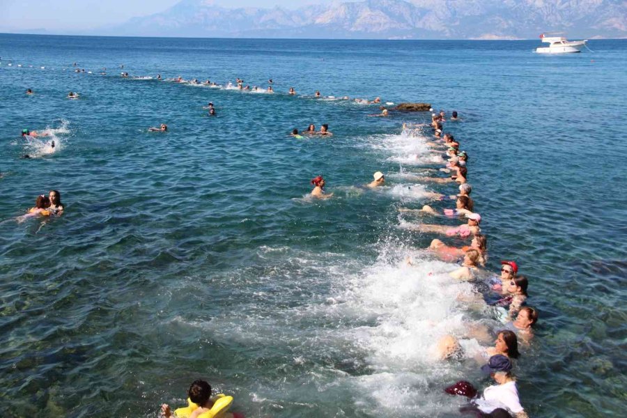 Antalyalı Kadınlar Jimnastiği Denize Taşıdı, Hem Spor Yaptı Hem Eğlendi