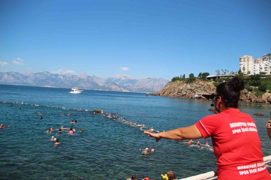 Antalyalı Kadınlar Jimnastiği Denize Taşıdı, Hem Spor Yaptı Hem Eğlendi