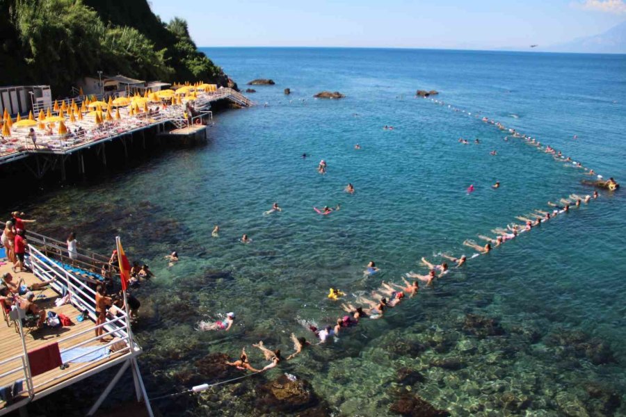 Antalyalı Kadınlar Jimnastiği Denize Taşıdı, Hem Spor Yaptı Hem Eğlendi