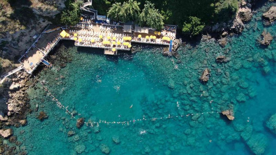 Antalyalı Kadınlar Jimnastiği Denize Taşıdı, Hem Spor Yaptı Hem Eğlendi