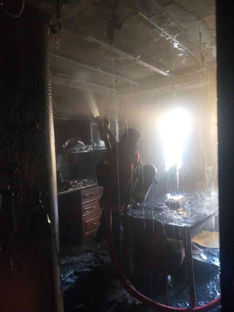 Tarsus’ta Çıkan Yangında Bir Daire Kullanılamaz Hale Geldi