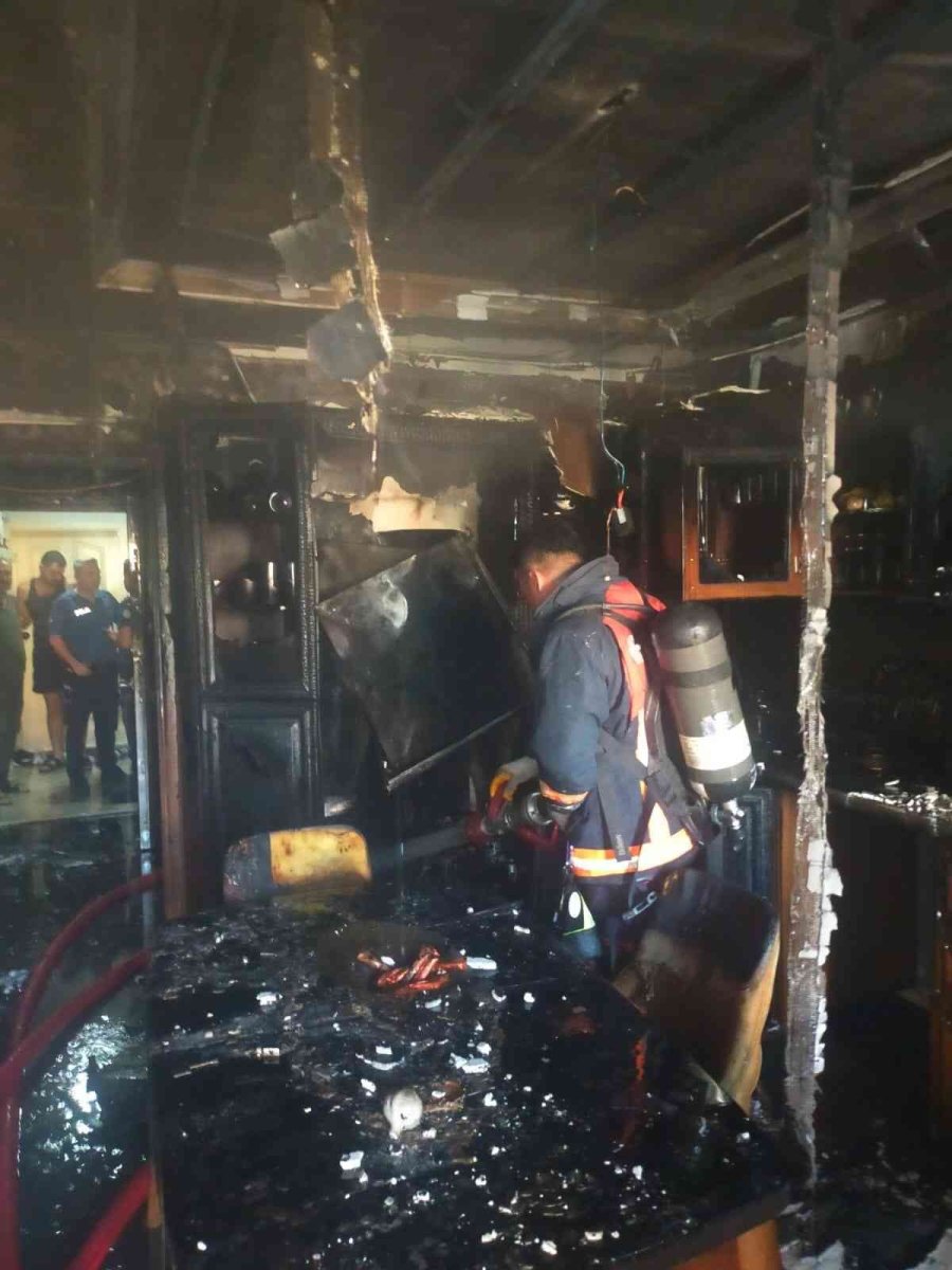 Tarsus’ta Çıkan Yangında Bir Daire Kullanılamaz Hale Geldi