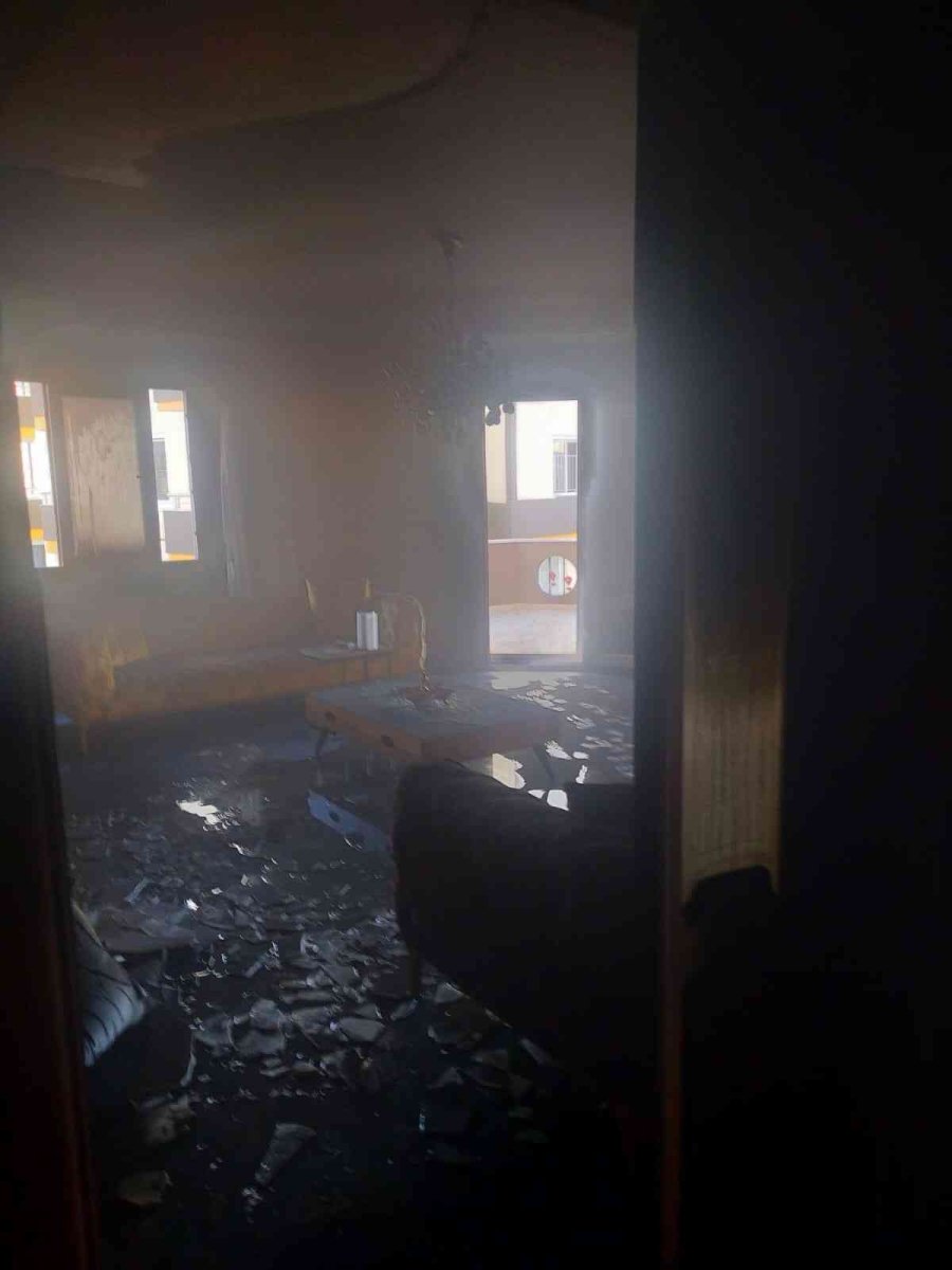 Tarsus’ta Çıkan Yangında Bir Daire Kullanılamaz Hale Geldi