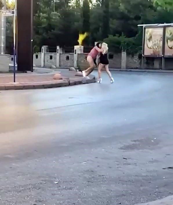 Antalya’da İki Kadın Cadde Ortasında Saç Saça Baş Başa Birbirine Girdi