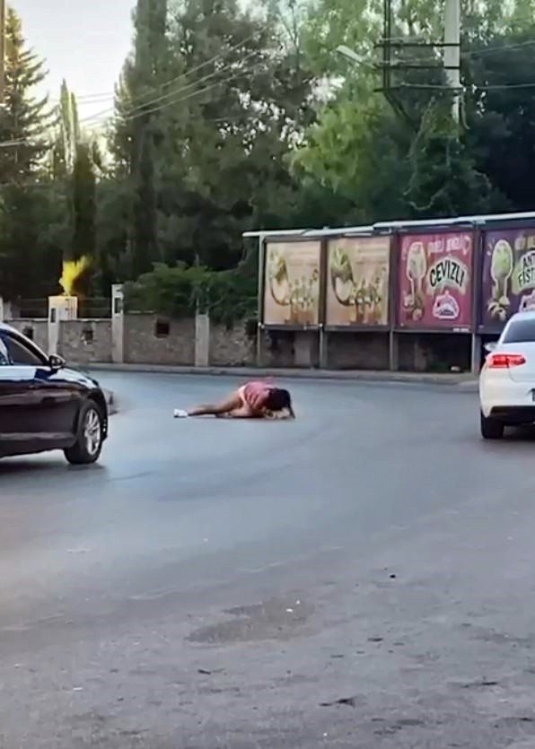 Antalya’da İki Kadın Cadde Ortasında Saç Saça Baş Başa Birbirine Girdi