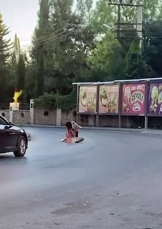 Antalya’da İki Kadın Cadde Ortasında Saç Saça Baş Başa Birbirine Girdi