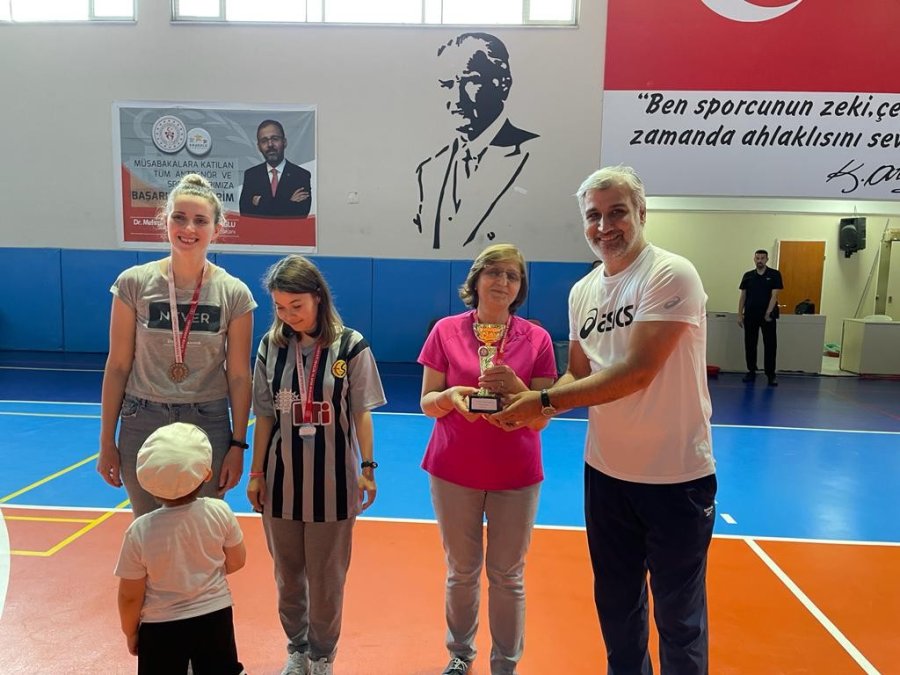 Masa Tenisinde Veteranlar Raketlerini Yarıştırdı