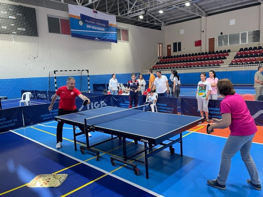 Masa Tenisinde Veteranlar Raketlerini Yarıştırdı