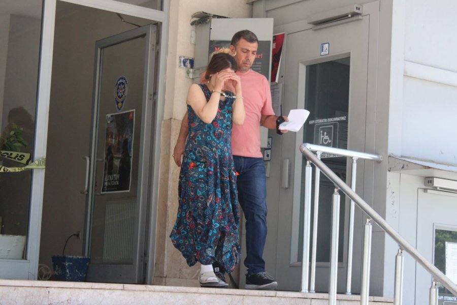 ’hırsızlık’ Suçundan 10 Yıl 4 Ay Hapis Cezası Olan Kadın Yakalandı