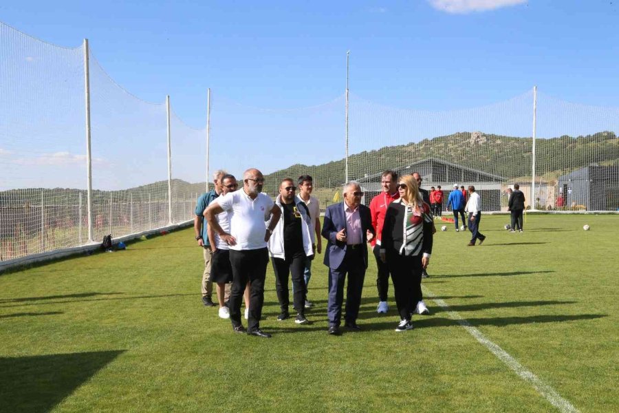 Başkan Büyükkılıç’tan Kayserispor Kampına Ziyaret