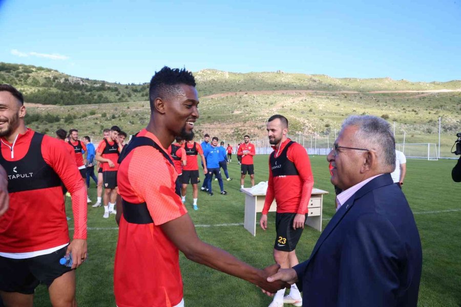 Başkan Büyükkılıç’tan Kayserispor Kampına Ziyaret