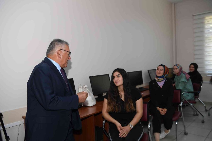 Başkan Büyükkkılıç, Kaymek Yaz Kursları’nda Öğrencilerle Buluştu