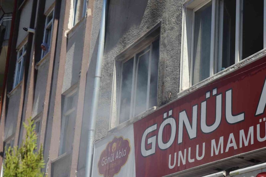 Kayseri’de Çıkan Yangında Ev Kullanılamaz Hale Geldi