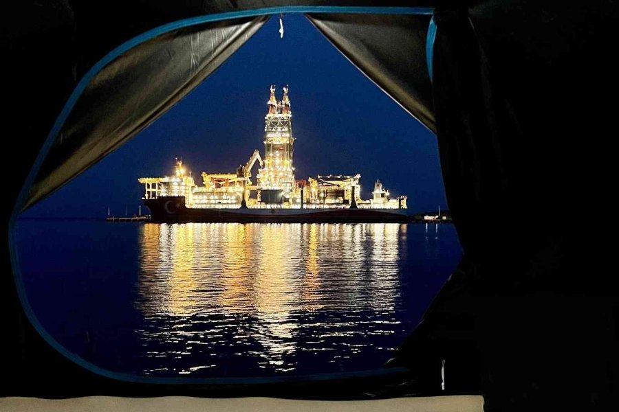 "abdülhamid Han" Gemisinin Manzarasında Kamp